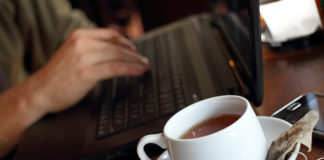 tasse de café et ordinateur