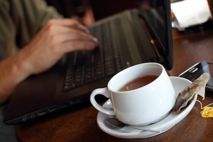 tasse de café et ordinateur