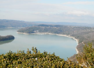 Jura. Lac de Vouglans, perle bleue du Jura Lac de Vouglans Jura