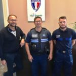 Corentin Debran à droite nouveau policier Municipal depuis ce jour-Fred Voisard au milieu le chef