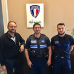 Corentin Debran à droite nouveau policier Municipal depuis ce jour-Fred Voisard au milieu le chef