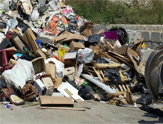 Déchets arrivés en mélange sur un centre de tri. Seuls quelques gros