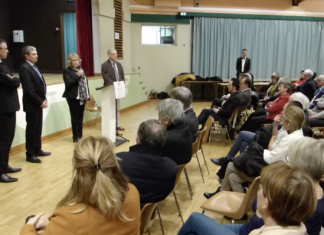 Cette image montre Danielle Brulebois à la salle des fêtes de Montmorot pour souhaiter ses voux aux élus.