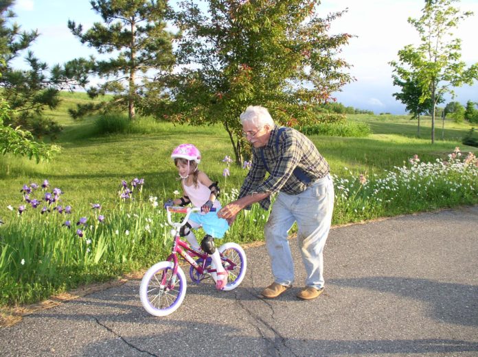 UDAF GRAND PERE AIDE ENFANT SUR VELO-IMAGE GRATUITE-2020-02-03