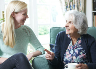 Invisibles, indispensables, les aides à domicile vont-elles disparaître ? Salon du Bien-Vieillir à Auxonne