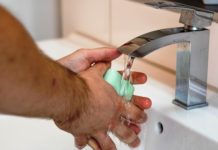 Eau qui coule d'un robinet