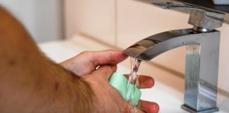 Eau qui coule d'un robinet