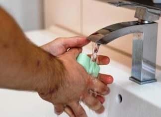 Eau qui coule d'un robinet