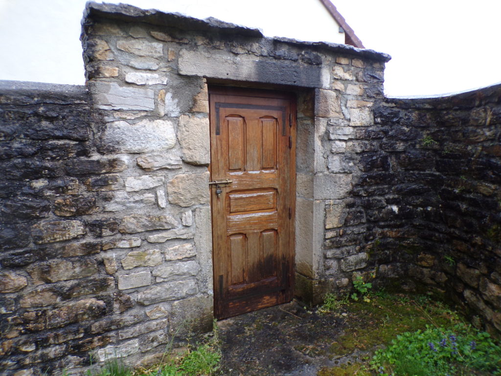 La petite porte par laqueele passaient les "visiteurs"