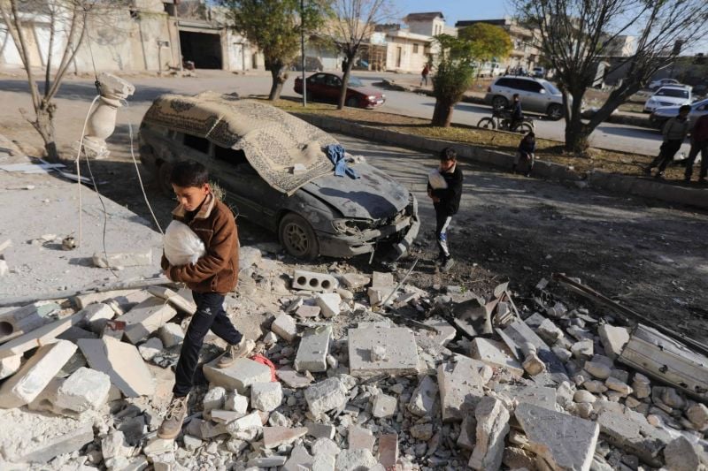 Les enfants kurdes jouent dans les décombres après les bombardements turcs.