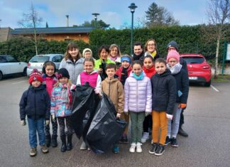 Les enfants de Mont-sous-Vaudrey nettoient leur village