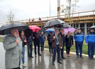 Tavaux. Le Préfet pose la première pierre de la future gendarmerie La pluie est venue jouer les troubles fêtes...