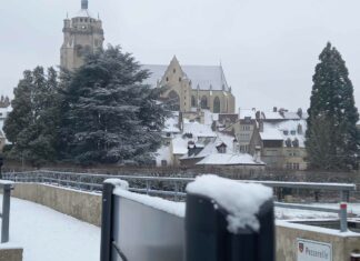 La neige a habillé le Nord Jura La passerelle au-dessus du canal recouverte de neige.