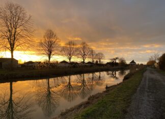 Rivière avec un soleil couchant