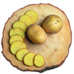 pommes-terre-tranches-entieres-planche-bois-brun_114579-48909