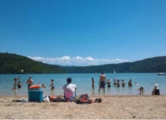 Jura. Le Joyau Estival du Jura : Le Lac de Vouglans Lac de Vouglans Jura