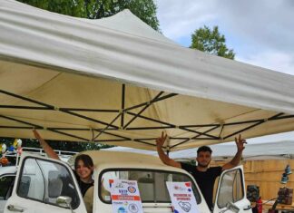 deux jeunes jurassiens devant une 4L