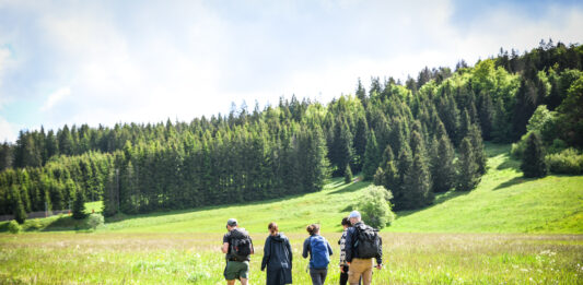 Édito. Comme un lundi : Devant le panneau jaune Randonnée Jura