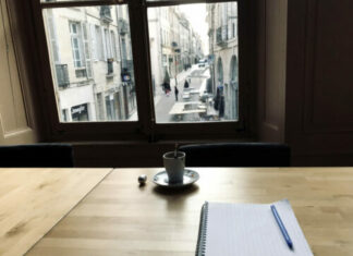 Tasse a café et carnet de notes