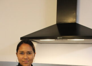 Courlaoux. Découvrir la cuisine indonésienne avec les plats à emporter de Dixie Aubert Dixie en cuisine en préparation des Lumpias avant le roulage