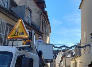 Dole. Les services techniques procèdent à l’installation des décorations de Noël
