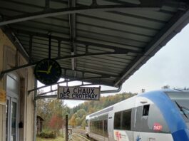 Départ d’un train en gare de La-Chaux-des-Crotenay.