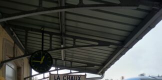 Départ d’un train en gare de La-Chaux-des-Crotenay.