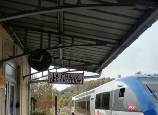 Départ d’un train en gare de La-Chaux-des-Crotenay.