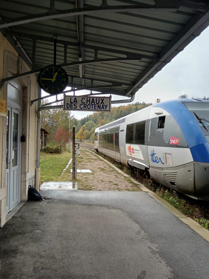 Départ d’un train en gare de La-Chaux-des-Crotenay.