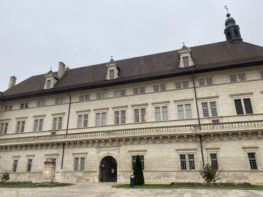 Façade de l'hôtel Dieu à Dole