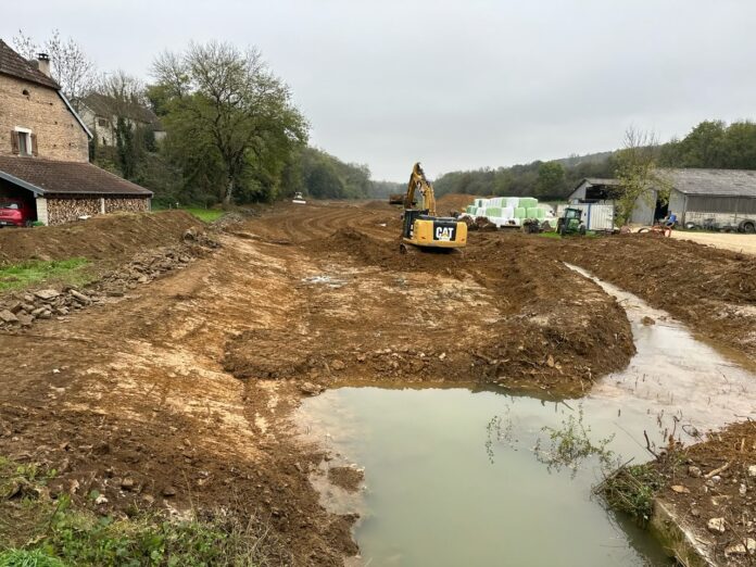 Prévention contre les inondations et restauration de la biodiversité et du bon fonctionnement du ruisseau sont les deux objectifs des travaux.