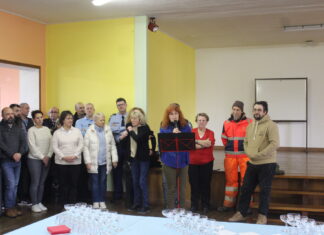 Géraldine Gilles journaliste et maire de la commune depuis 2020 entourée de son conseil