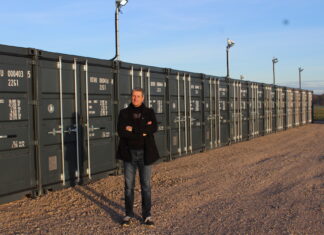 Richard Geoffroy devant l'alignement de conteneurs sur la zone des Plaines2