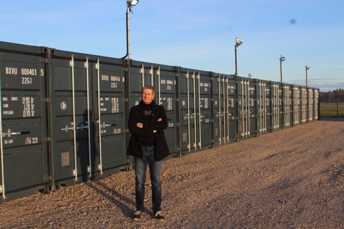 Richard Geoffroy devant l'alignement de conteneurs sur la zone des Plaines2