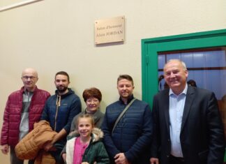 La famille d'Alain Jordan aux côtés du maire de Tavaux