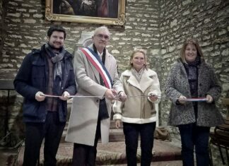 coupure du ruban devant un tableau