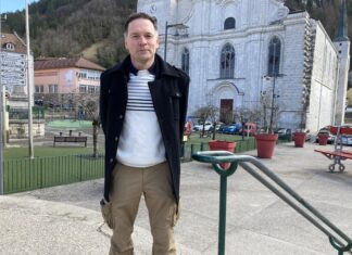 Haut-Jura. Emmanuel Michaud tourneur sur corne libre de tout parti politique Portrait de Emmanuel Michaud