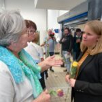 Justine Gruet offrant des roses aux femmes hospitalières