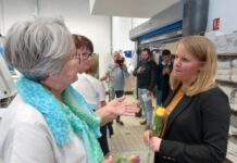 Justine Gruet offrant des roses aux femmes hospitalières