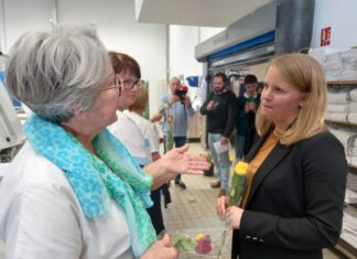 Justine Gruet offrant des roses aux femmes hospitalières