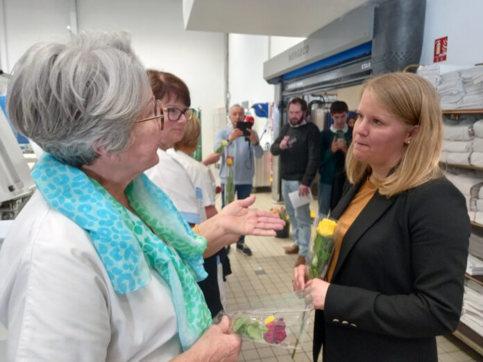 Justine Gruet offrant des roses aux femmes hospitalières