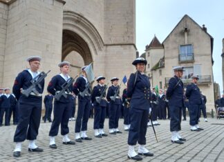 défilé au pied de la collégiale