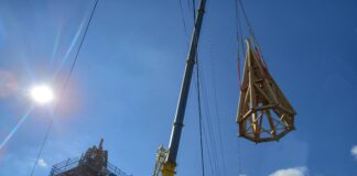 Grue qui répare la charpente du clocher