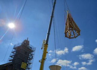 Dammartin-Marpain. L’église retrouve son clocher grâce à un travail admirable Grue qui répare la charpente du clocher