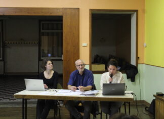 La présidente micro en main