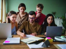 Dossier Habitat. Résidences étudiantes : un enjeu d’habitat pour faire rester les jeunes Étudiants en train de faire leurs voeux Parcoursup