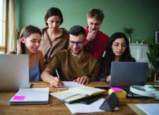 Étudiants en train de faire leurs voeux Parcoursup