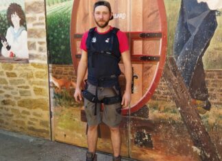 Jura. L’exosquelette dans les vignes : entre soulagement et réserves ouvrier avec un exosquelette