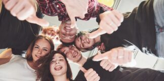 Groupe de jeune en cercle