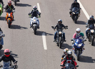 Groupe de motos sur la route